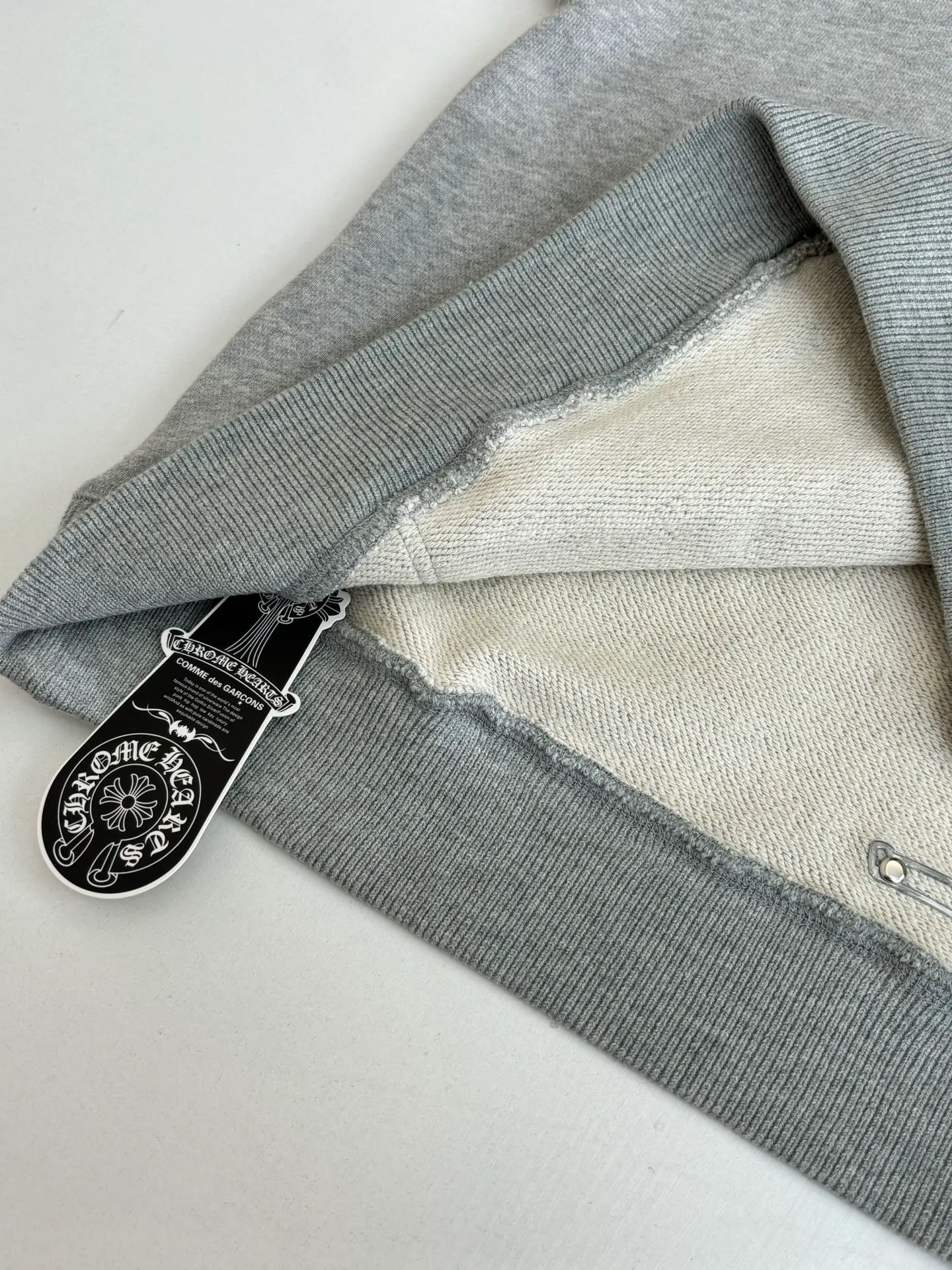P500 Chrome Heart*/Chrome Heart CH patch embroidered logo hooded sweatshirt. Customized heavy fortress interwoven air cotton. Adopt imported machine patch embroidery process. The fabrics have been washed and have a better hand feel. Not easy to deform, not easy to shrink, not easy to fade. Size: S/M/L/XL
